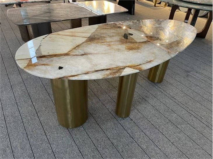 Ovalt matbord med marmor